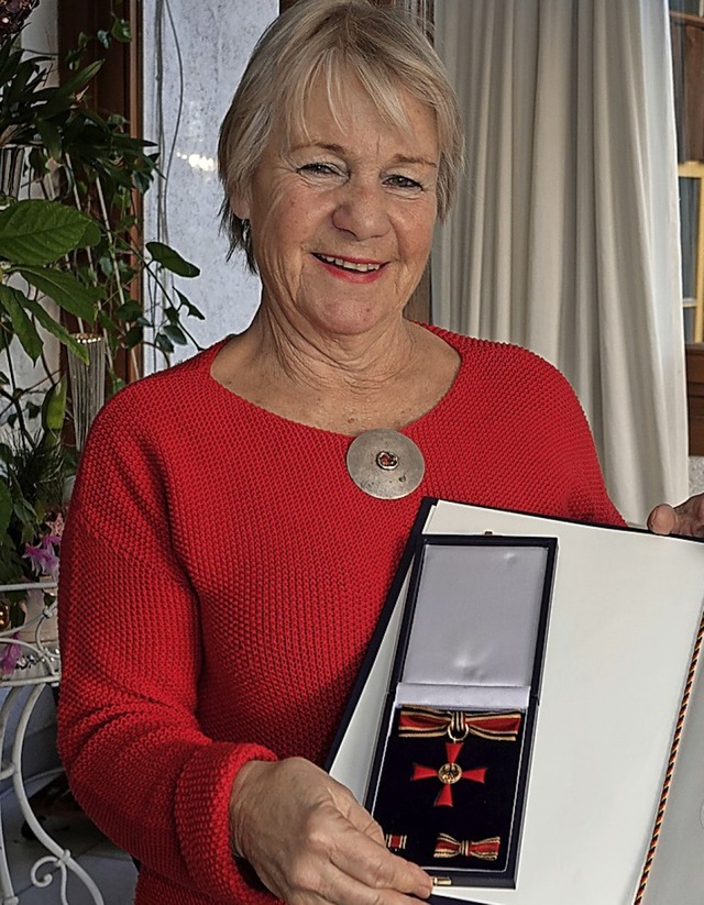 Ina-Maria Lienhart mit ihrem Bundesverdienstkreuz.  | Foto: Dieter Erggelet