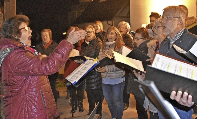 Mit dem Weihnachtssingen auf dem Dorfp... Sngerbund eine alte Tradition fort.   | Foto: Horst Donner