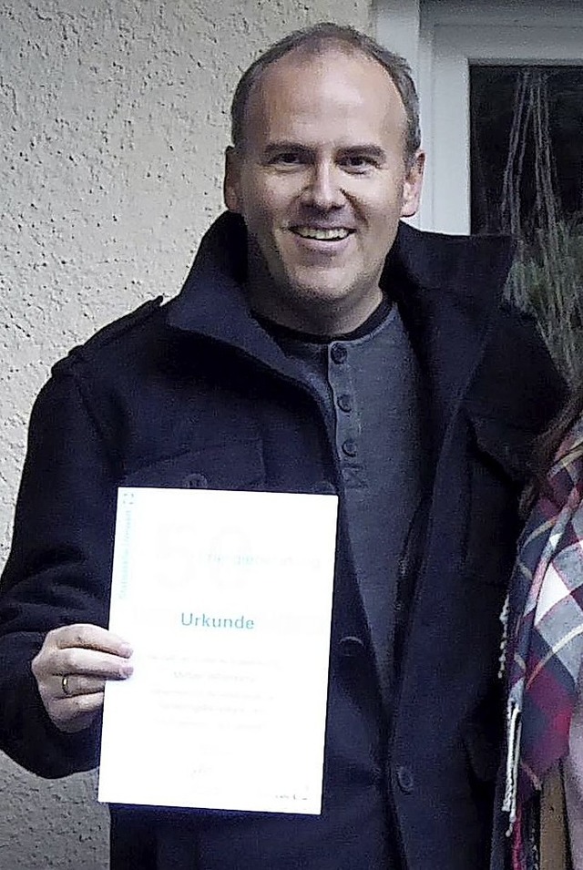 Michael Vehrenkamp mit seiner Urkunde  | Foto: Stadt