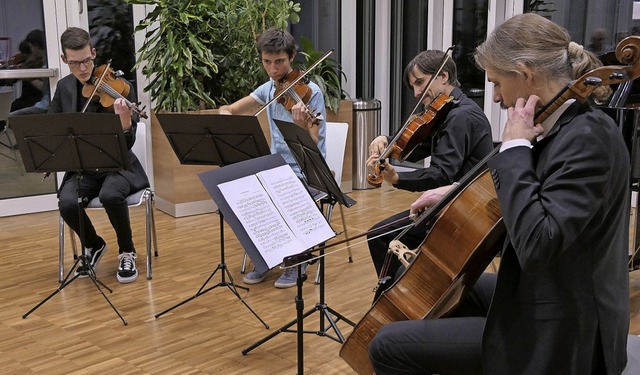 Die Stdtische Musikschule erffnete m...zweiten Satz aus der achten Sinfonie.   | Foto: Stadt Waldkirch