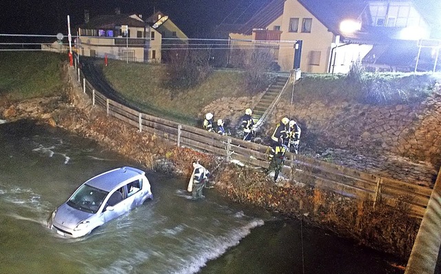 Ordentlich nass wurde die Autofahrerin...it ihrem Wagen in der Wutach landete.   | Foto:  Dietmund Schwarz