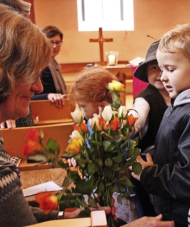 Viele schne Rosen ergeben einen groen Strau: Die Kinder mit Ingrid Lacher.  | Foto: Yvonne Rnzi