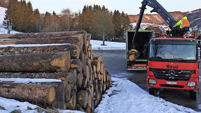 Holz fr China, das auf dem Kurhaus-Pa...Bernau gelagert wurde, wird verladen.   | Foto: Andreas Mutterer