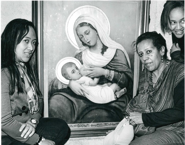 Heiligenverehrung:Rosalin Fox Solomons Frauenportrt vor einem Marienbild  | Foto: Rosalin Fox Solomon