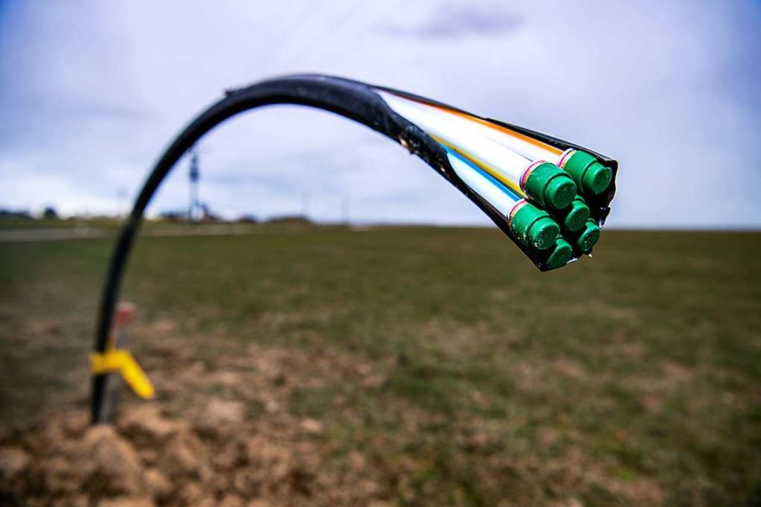 Zum Breitbandausbau gehren auch Glasfaser.  | Foto: Sina Schuldt (dpa)