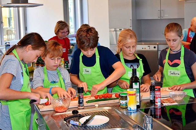Kinder probieren gerne aus, das gilt auch frs Kochen.  | Foto: Heinz u. Monika Vollmar