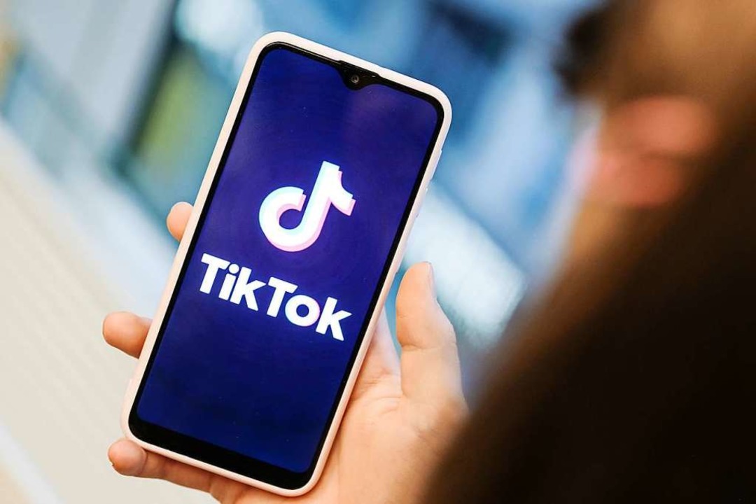 Die App Tiktok erfreut sich großer Beliebtheit. Warum eigentlich?  | Foto: Jens Kalaene (dpa)