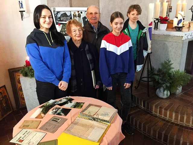 Die Konfirmanden zu Besuch bei den Zeitzeugen Heiderun Gdrich und Heinz Tirs.  | Foto: Vera Winter