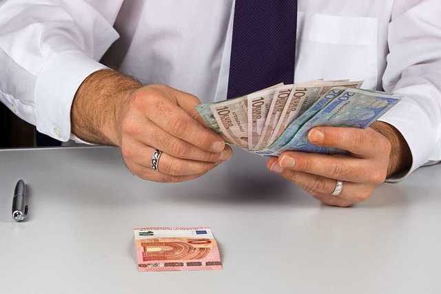 Wenn Kunden besonders viel Geld abhebe...nach dem Grund zu fragen (Symbolbild).  | Foto: Chris Hertzschuch  (stock.adobe.com)