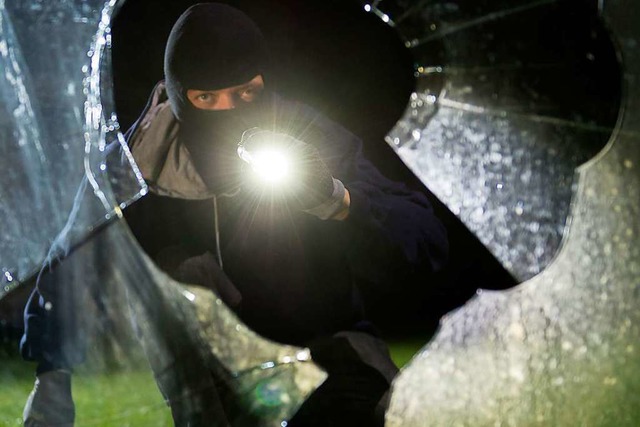 Der Einbrecher hat ein Fenster eingeschlagen (Symbolbild).  | Foto: Daniel Maurer