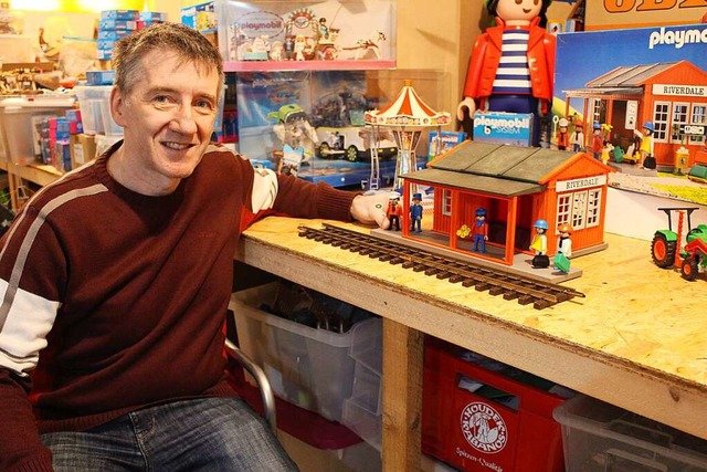 Andreas Mnner in einem seiner Playmobil-Keller in der Emmendinger Kernstadt.  | Foto: Lisa Bttinger