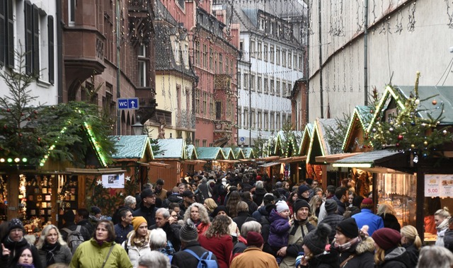 Der Freiburger Weihnachtsmarkt lockt d... Freiburger Messen  dafr auch Htten.  | Foto: Thomas Kunz
