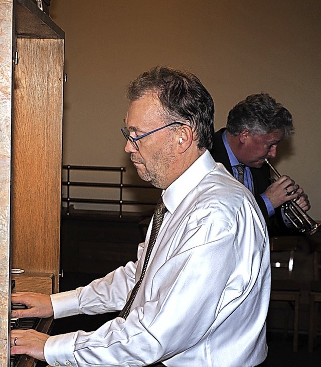 Carsten Klomp an der Orgel und Rudolf ...zingen Adventsmusik bei Kerzenschein.   | Foto: Michael Haberer