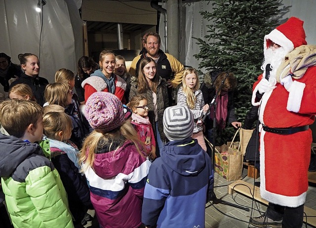 Bei der stimmungsvollen Weihnachtsfeie... standen die Kinder im Mittelpunkt.     | Foto: Claire Oetterich