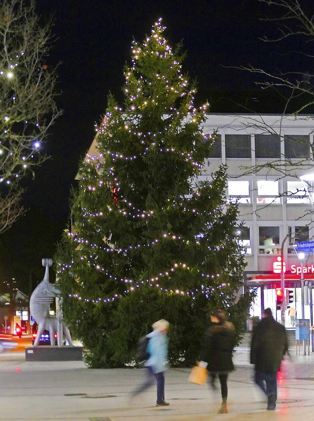 Der groe Weihnachtsbaum auf dem Friedrichplatz  | Foto: Ralf H. Dorweiler