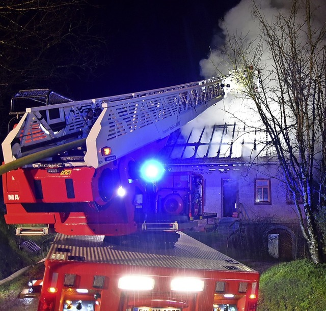 Trotz groem Feuerwehraufgebot aus Sim...uerregen brannte das Huschen nieder.   | Foto: Horst Dauenhauer