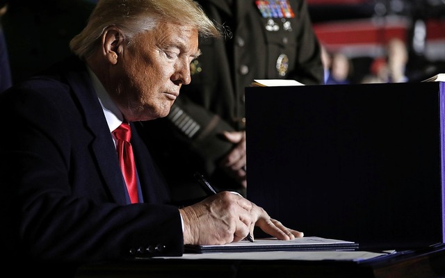 US-Prsident Donald Trump unterzeichne...ten: Sanktionen gegen  Nord Stream 2.   | Foto: Andrew Harnik (dpa)