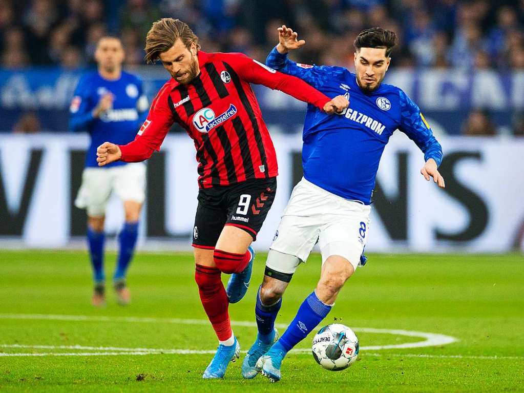 Lucas Hler, hier im Zweikampfduell mit Suat Serdar, gab auch gegen Schalke alles.