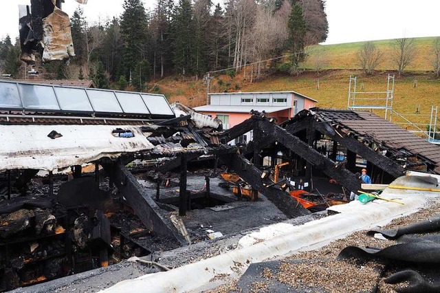 Die zerstrte Lagerhalle muss abgebrochen und neu aufgebaut werden.  | Foto: Susanne Gilg