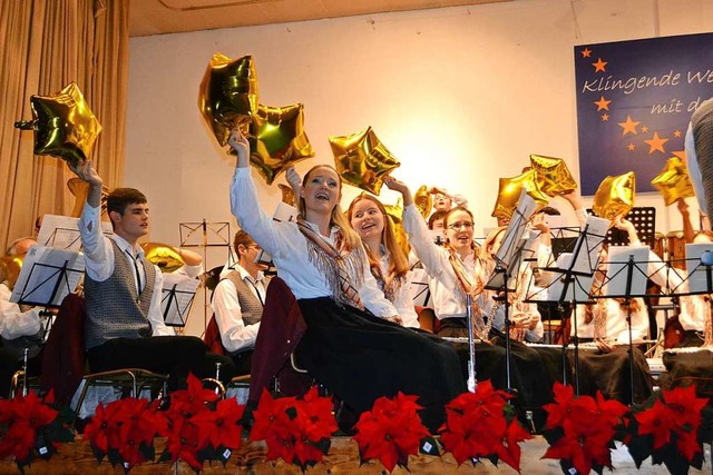 Mit Sternen winkte der Musikverein Atzenbach in das begeisterte Publikum.  | Foto: Paul Berger