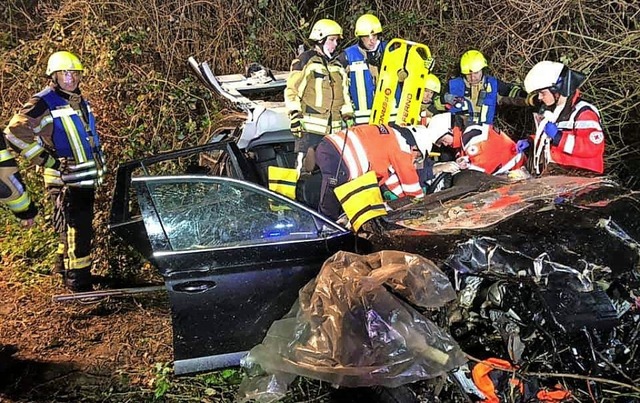 Die Feuerwehr befreite  einen eingekle...r aus seinem vllig demolierten Auto.   | Foto: Feuerwehr