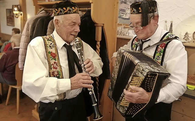 Mehrere &#8222;Volksmusikanten&#8220; ...tte) und Gottfried Karl (Akkordeon) .   | Foto: Christian Ringwald