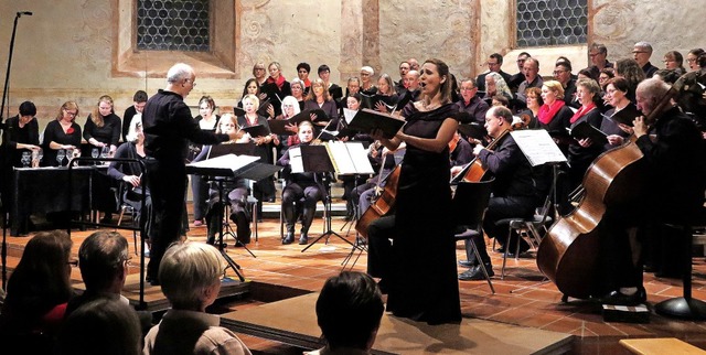 Die Sopranistin Simone Schwark bernah... (links im Hintergrund) und Streicher.  | Foto: Dorothee Philipp