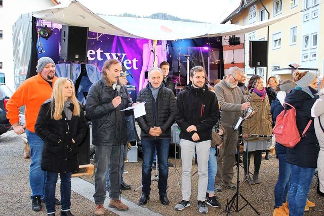 In der vorderen Reihe (von links) steh...m Gemeindeleben eine Bereicherung ist.  | Foto: Karin Hei