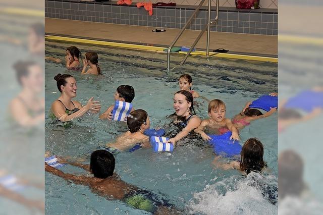 Junge Schwimmer im Wasser obenauf