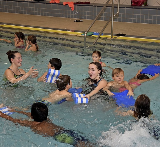 Die jngsten Aktiven hatten viel Spa ...asserspielen im Nichtschwimmerbecken.   | Foto: Heinz und Monika Vollmar