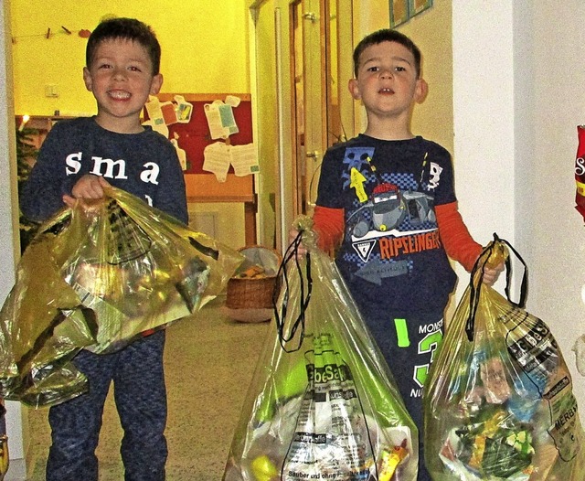 Stolz prsentieren die Kinder mit dem ...ungen im Vergleich zu vorher (rechts).  | Foto: Privat