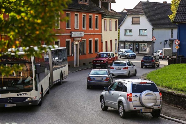 Dichter Verkehr im Ortskern von Kippen...sfraktion zweifelt aber an deren Sinn.  | Foto: Sandra Decoux-Kone