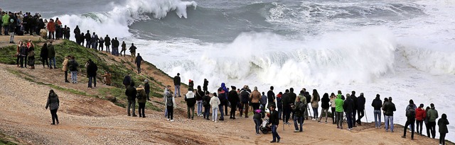 Hoher Wellengang an der portugiesischen Atlantikkste   | Foto: Armando Franca (dpa)