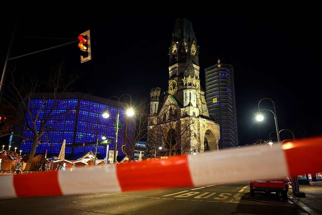 Am Samstag wurde der Weihnachtsmarkt a...elte sich am Ende um einen Fehlalarm.   | Foto: Gregor Fischer (dpa)