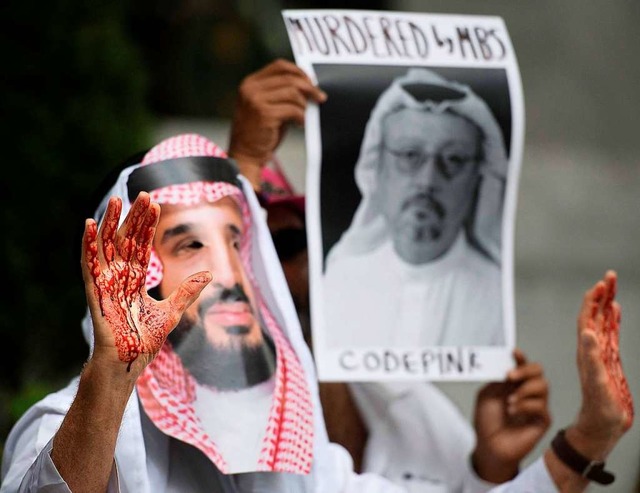 Archivbild: Kunstblut klebte an den H...rgt die Maske des saudischen Prinzen.  | Foto: JIM WATSON