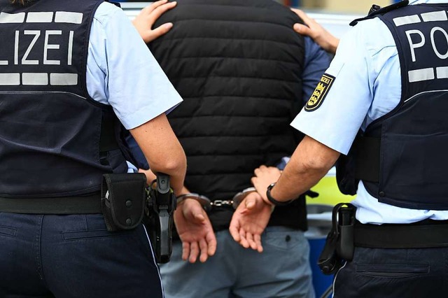 Die Polizei nahm den 41-Jhrigen in Gewahrsam.  | Foto: Jonas Hirt