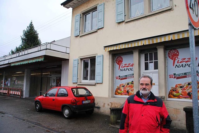 Jrgen Zimmerlin vor dem frheren Btz...ch die Firma Dier Wohnbau geplant ist.  | Foto: Manfred Frietsch