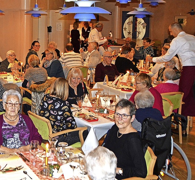 Besinnlich, nachdenklich, aber auch lu...ei der Weihnachtsfeier im Brgerheim.   | Foto: Horatio Gollin