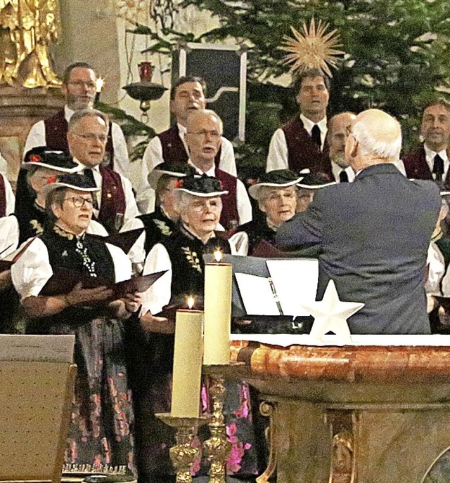 Zwei Chre singen weihnachtliche Lieder.   | Foto: Heinrich Fehrenbach