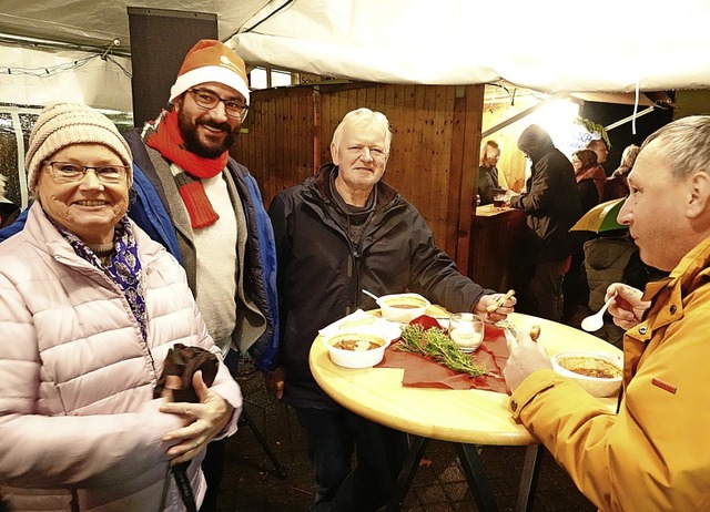 Zusammenrcken hie es wegen des Regens  beim Winterplausch in Kollmarsreute.   | Foto: Dieter Erggelet