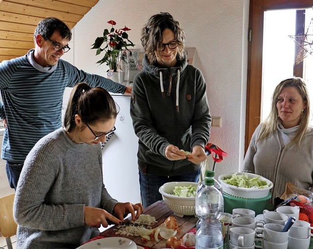 Gemeinsames Kochen  in der Wrmestube ...herin bei der Zubereitung des Essens.   | Foto: Ruth Seitz