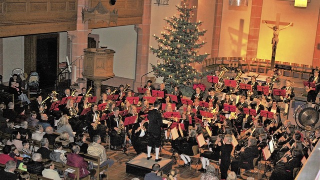 Der  Musikverein Ihringen stimmte die ...rt in der Kirche auf  Weihnachten ein.  | Foto: Laetitia Barnick