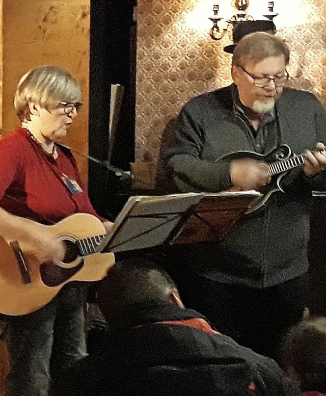 Letztes Anspiel zur Weihnachtsgeschichte im Red Lion: Anke und Martin Lampeitl  | Foto: Klaus Fischer