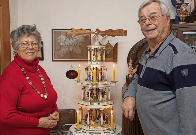 Weihnachtliches Kunsthandwerk sammelt ... von typischen Figuren und Pyramiden.   | Foto: Volker Mnch