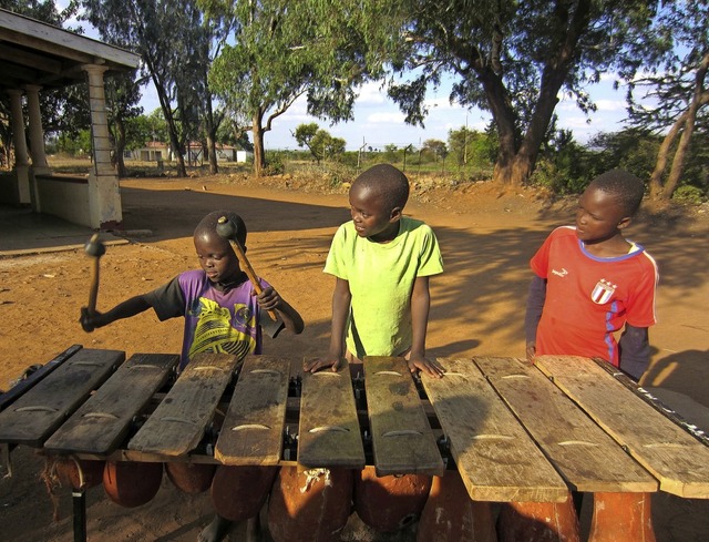 Die unbekmmerte Freizeit lsst die Ki...ein. Untersttzung gibt es aus Hnner.  | Foto: Fungai Dewere, Terre des Hommes