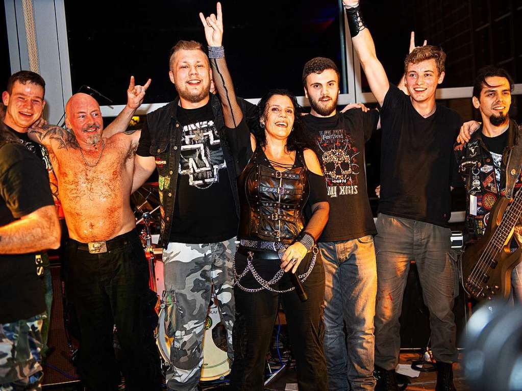 Heavy Xmas - Black Metal von Dark Zodiak, Simone Schwarz inmitten der Metal Fans