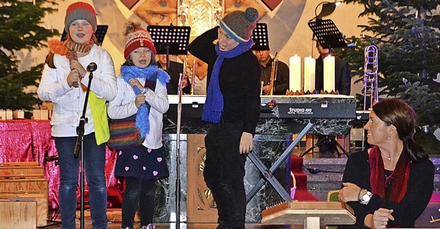 Von der  Vorfreude auf das Christkind singt das Kindertrio.   | Foto: Paul Berger