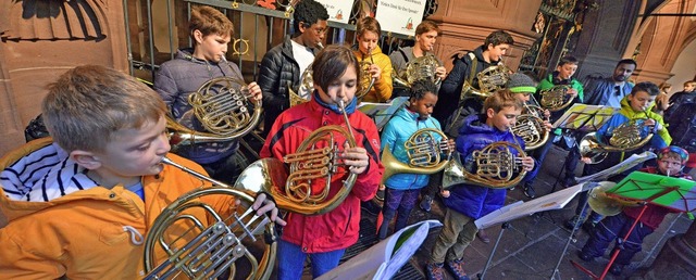 Auf dem Weihnachtsmarkt im Einsatz fr...kschulen   mit einigen Musikvereinen.   | Foto: Michael Bamberger