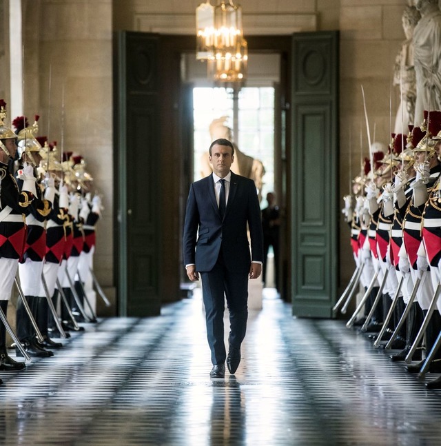 Inszenieren kann er wie kaum ein anderer: Prsident Emmanuel Macron.  | Foto: ETIENNE LAURENT