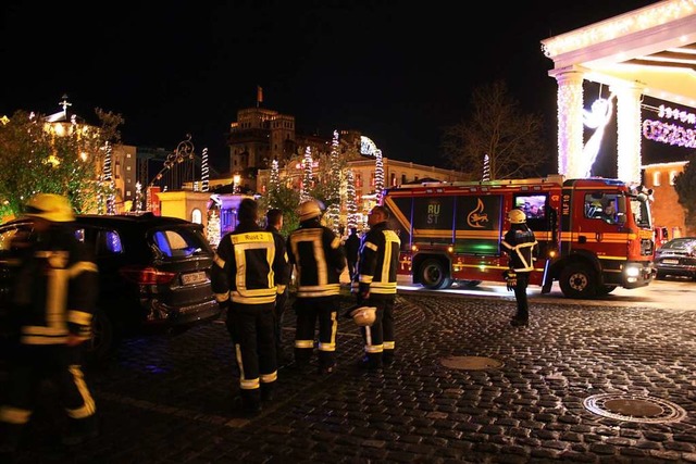 Einsatzkrfte und Einsatzleitung der Feuerwehr vor dem Hotel Colosseo  | Foto: Adelbert Mutz